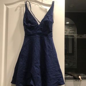 Flowy dress with cut out on the back